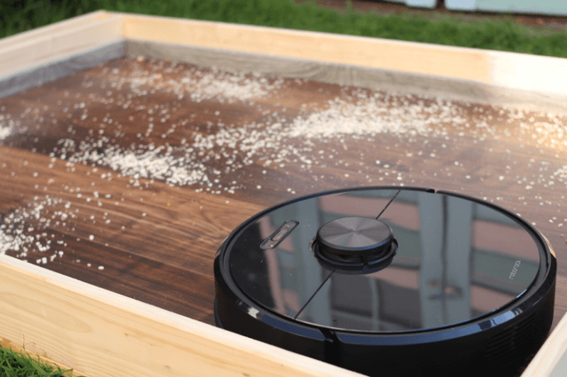 Roborock S6 тест на всасывание овсянки на твердом полу.